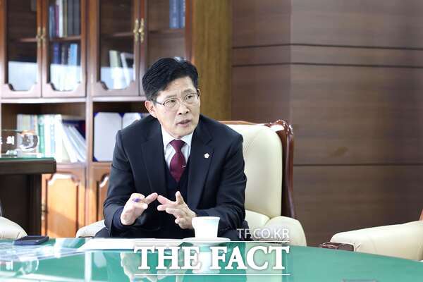 천안시의회 정도희 의장이 2일 의장실에서 전반기 2년 성과를 설명하고 있다. /천안시의회