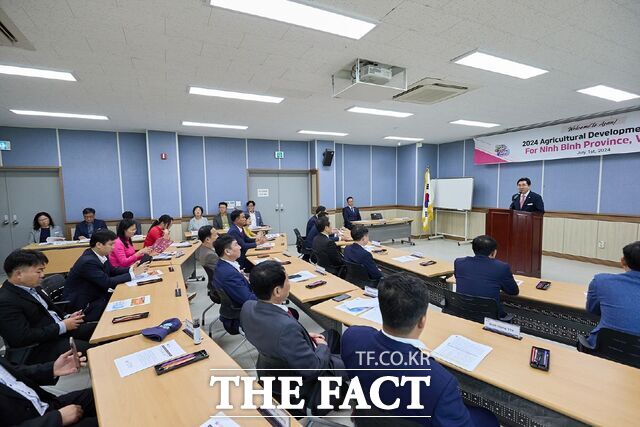 닌빈성 농업연수단 19명 입교식 장면. /아산시