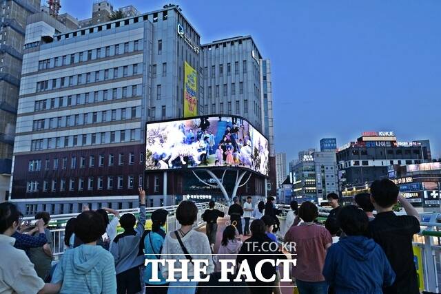 광주 남구가 오는 14일까지 백운광장에서 인터랙티브 체험 이벤트를 실시한다. 사진은 백운광장 푸른길 브릿지 위에서 바라본 미디어월./광주 남구