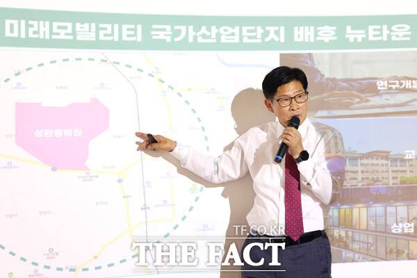 천안시의회 정도희 의장이 천안미래모빌리티 국가산업단지에 대해 설명하고 있다. /천안시의회