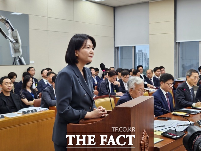 최수연 네이버 대표가 2일 서울 여의도 국회 과학기술정보방송통신위원회 전체회의에 증인으로 참석해 의원들의 질의에 답변하고 있다. /최문정 기자