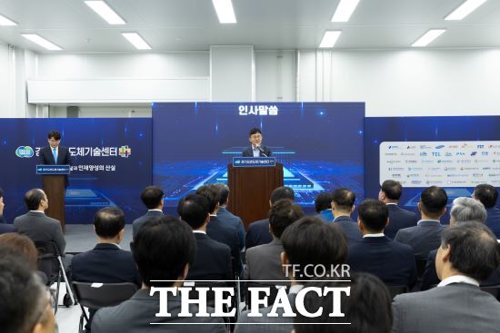 경기도 반도체 산업을 위한 신제품 개발과 기술 실증, 전문인력양성을 담당할 반도체기술센터가 2일 수원 광교테크노밸리 내 차세대융합기술연구원에 공식 문을 열었다./경기도