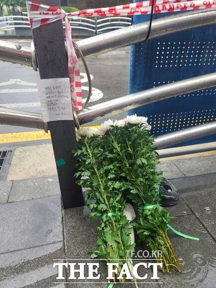 2일 오전 9시쯤 서울 중구 태평로 시청역 인근 교차로 사고 현장에는 국화꽃 다섯 송이와 함께 전날 사고 현장 사망자들을 추모하는 메모가 놓여져 있었다. /장혜승 기자