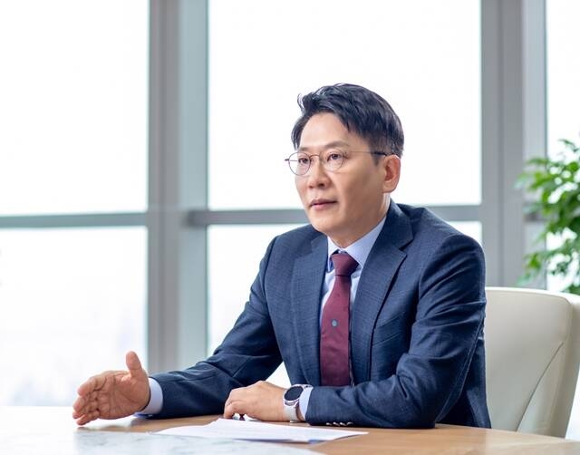 김동명 사장이 이끄는 LG에너지솔루션은 호주 리튬 광산 업체에 대규모로 투자하며 글로벌 공급망의 기초체력을 더욱 강화한다고 2일 밝혔다. /LG에너지솔루션