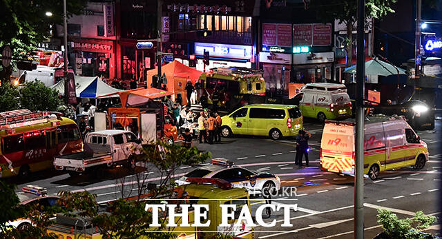 서울 남대문경찰서는 서울시청 인근에서 차량을 몰다 인도로 돌진해 9명을 숨지게 한 60대 운전자 A 씨를 입건했다고 2일 밝혔다. 전날 오후 소방관들이 사고 현장을 통제하고 있다. /박헌우 기자