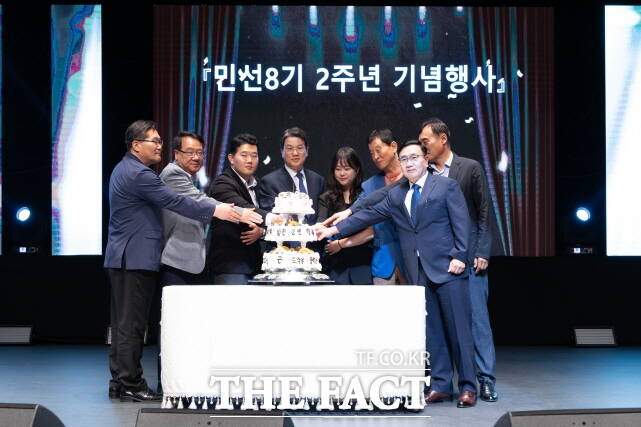 김돈곤 청양군수(가운데)가 1일 문화예술회관 대공연장에서 열린 민선8기 2주년 기념행사에서 기념케익을 자르고 있다. /청양군