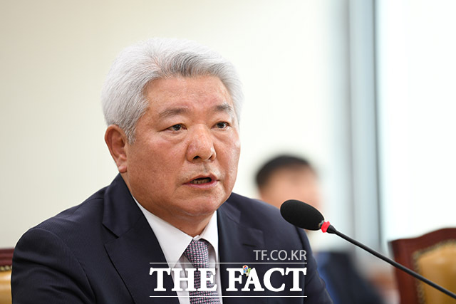 김홍일 방통위원장이 2일 국회 탄핵소추안 보고를 앞두고 자진사퇴했다. /남윤호 기자