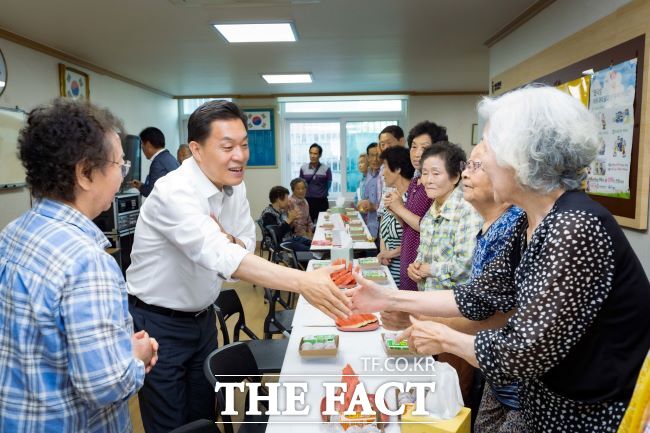 이재준(왼쪽 두번째) 수원시장이 2일 노송경로당을 방문해 어르신들과 반갑게 인사를 나누고 있다./수원시