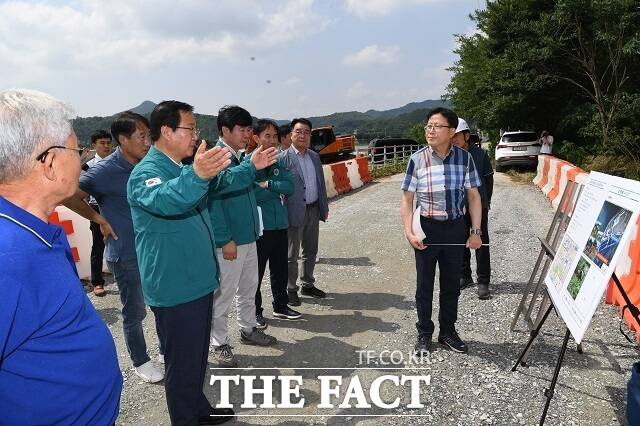 피해 우려 지역에 대한 긴급 현장점검에 나선 유희태 완주군수. /완주군