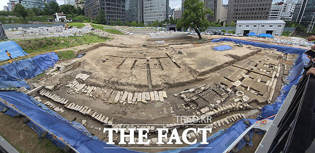 국가유산청 궁능유적본부가 3일 오후 서울 중구 덕수궁 흥덕전 권역 발굴조사 현장을 공개하고 있다. /박헌우 기자