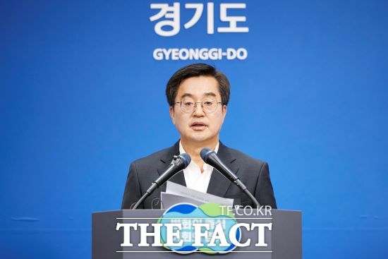 김동연 경기도지사는 3일 오전 경기도청 브리핑룸에서 화성 아리셀 공장 화재사고 관련 기자회견을 갖고 화성 화재사고 부상자를 포함한 피해자와 유족들께 긴급생계안정비를 지원한다고 밝혔다./경기도