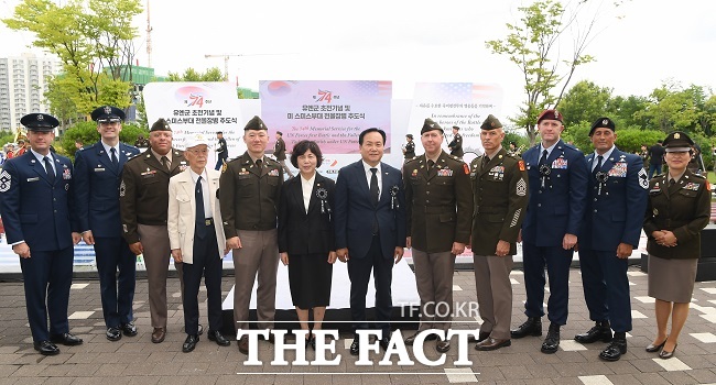 유엔군 초전기념·스미스부대 전몰용사 추도식 참석자들 기념촬영 /오산시