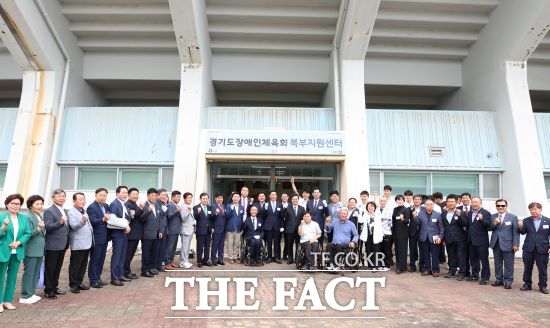 김동연 경기도지사는 3일 경기도체육회·경기도장애인체육회 북부지원센터 출범을 축하하며 경기남부와 북부의 격차를 좁히는 것이 도정 방향인데 오랫동안 가지고 있었던 염원을 달성했다고 말했다./경기도