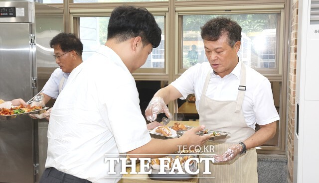 이학수 시장은 행사 이후 점심시간에 직접 구내식당 배식에 참여하며 그간 정읍 발전과 시민 행복을 위해 최선을 다한 직원들의 노고를 격려했다. / 정읍시