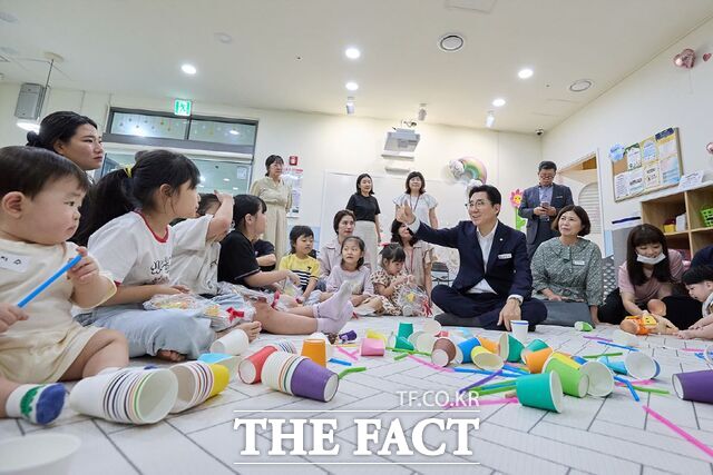 박경귀 시장이 배방 꿈비채 아파트 돌봄 친화 공간을 방문해 돌봄 시책에 대한 시민의 목소리를 청취하고 있다. /아산시