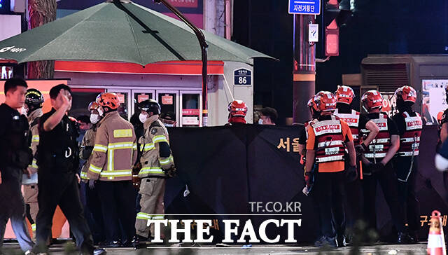 지난 1일 오후 9시 26분께 서울 중구 시청역 교차로에서 차량이 인도로 돌진하는 사고가 발생한 가운데 사고 현장을 소방 관계자들이 통제하고 있다. /박헌우 기자