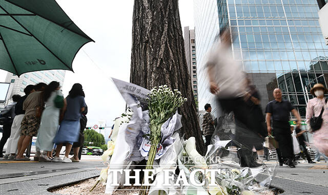 지난 1일 서울 중구 시청역 인근 교차로에서 차량이 인도로 돌진하는 사고가 발생한 가운데 3일 오후 사고 현장에 고인을 추모하는 조화가 놓여 있다. /박헌우 기자