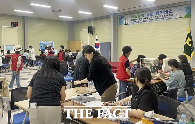 충남 부여군이 2일 ‘농촌 왕진버스 사업’을 운영하고 있는 가운데 세도농협 농산물산지유통센터 B동 회의실에서 열고 있다. /부여군