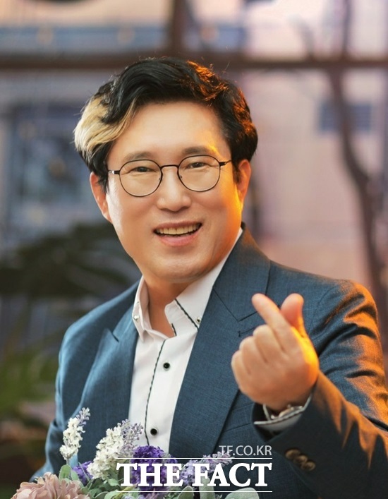 지갑이 형님 가사는 닥터 리라는 예명으로 시인 겸 작사가로 활동하는 은평치과원장 이영만 박사가 썼다. 앞서 송대관이 부른 덕분에도 그의 작품이다. /더팩트 DB