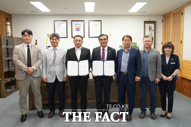 서천군이 관광산업의 활성화를위해 서천쏠호텔앤리조트와 관광숙박시설 조성에 대한 투자 협약을 체결하고 있다. / 서천군