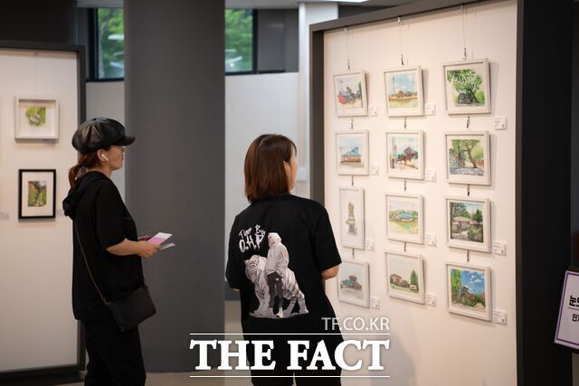 충남대 도서관에서 열리는 ‘Fly Up 다섯 번째 시리즈 ‘나의 어반스케치’ 전시회 모습. /충남대