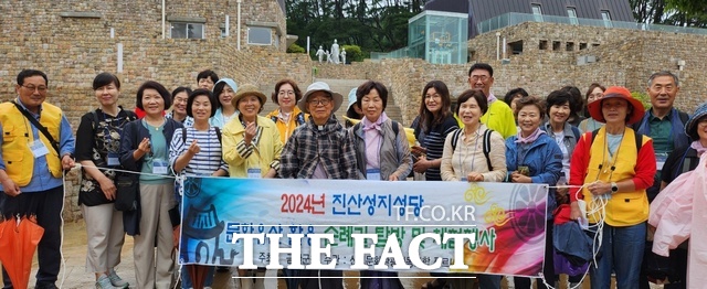 금산 진산성지성당 천주교 첫 순교자 순례길 체험자들이 기념촬영을 하고 있다. /금산군