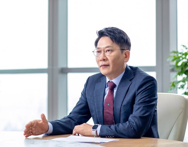 LG에너지솔루션 CEO인 김동명 사장이 4일 오전 구성원들에게 자만심을 버리고 겸손한 자세로 도전과 혁신의 DNA를 되살립시다라는 제목의 메시지를 전달했다. /LG에너지솔루션