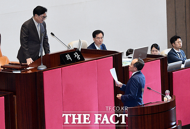 추경호 국민의힘 원내대표가 지난 3일 국회에서 열린 제415회 국회(임시회) 제5차 본회의에 참석해 우원식 국회의장에게 항의를 하는 모습. /배정한 기자