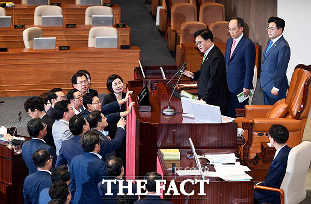 국민의힘 의원들이 4일 오후 서울 여의도 국회에서 열린 제415회국회(임시회) 제5차 본회의에서 곽규택 국민의힘 의원의 무제한 토론을 강제 중단시킨 우원식 국회의장에게 항의를 하고 있다. /국회=배정한 기자