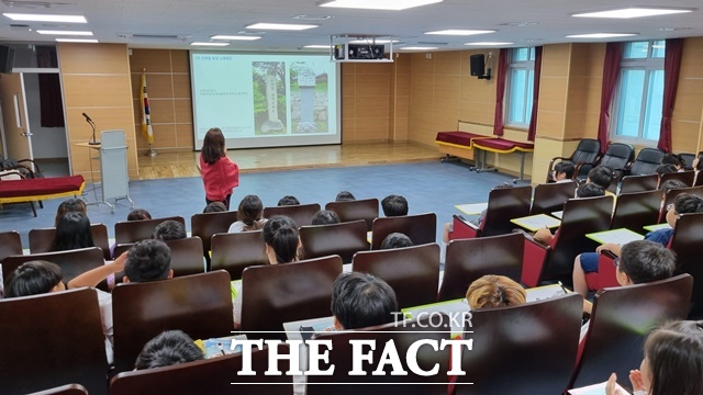 지역사 가이드북 수업 모습./남해군