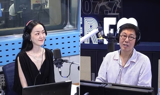 가수 김윤아(왼쪽)가 SBS 파워FM 김영철의 파워FM에 출연해 저작권 부자라는 이야기는 제가 열심히 일해온 결과라 생각한다고 말했다. / SBS 파워FM 화면 캡처