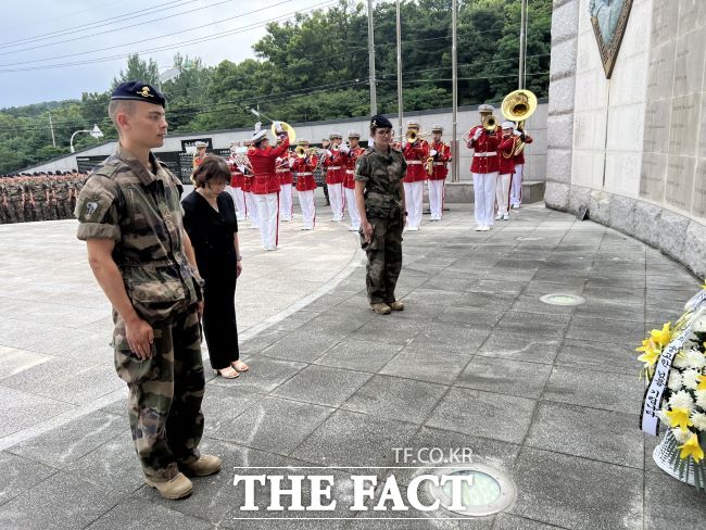 프랑스 생시르육군사관학교 제209기 생도들이 지난 3일 수원 프랑스군 참전 기념비를 방문해 참배·헌화하고 있다./수원시