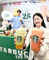  스타벅스 '글로벌 인기 음료' 소개하는 모델 [포토]