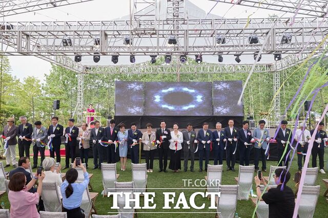 ‘충남문화예술축제 2024 모나밸리 국제아트페어에서 참석한 내빈이 개막 테이프를 컷팅하고 있다. /아산시