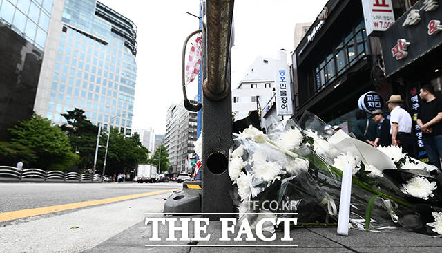 지난 1일 서울 중구 시청역 인근 교차로에서 차량이 인도로 돌진하는 사고가 발생한 가운데 3일 오후 사고 현장에 고인을 추모하는 조화가 놓여 있다. /박헌우 기자