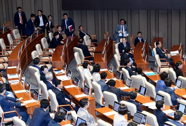 한덕수 국무총리를 비롯한 정부부처 관계자들이 3일 오후 서울 여의도 국회에서 열린 제415회 국회(임시회) 제5차 본회의에 참석한 뒤 대정부질문이 무산되자 회의실을 나서고 있다./ 배정한 기자