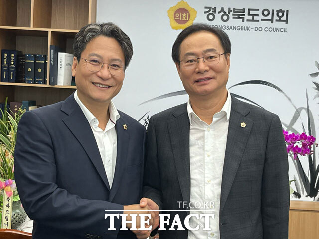 경북도의회 부의장에 당선된 경주 출신 배진석 의원과 최병준 의원./경북도의회