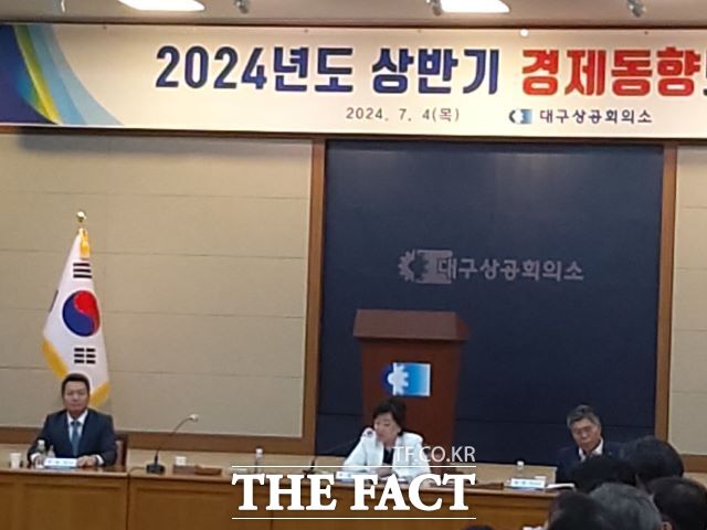 4일 대구상공회의소 대회의실에서 ‘2024년도 상반기 경제동향보고회’가 개최된 가운데, 기업 애로 청취 시간대에 홍준표 대구시장의 자리는 비워져 있다./최대억 기자