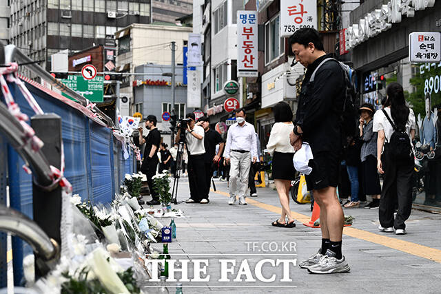 서울 중구 시청역 인근 교차로에서 차량이 인도로 돌진하는 사고가 발생한 가운데 지난 3일 오후 사고 현장을 찾은 시민이 고인을 추모하고 있다. /박헌우 기자