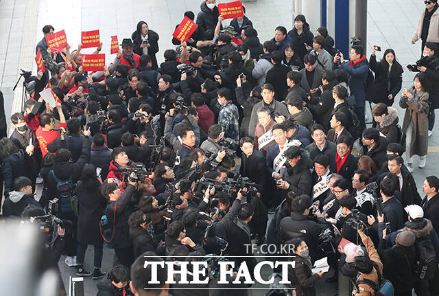 지난 3일부터 국회 본회의에서 이어진 필리버스터에서는 주진우 국민의힘 의원은 군 장비를 실수로 파손했다고 가정하고라며 채 상병의 죽음을 군 장비의 파손에 비유해 논란이 일었다. 사진은 지난 2월8일 한동훈 전 국민의힘 비상대책위원장이 서울 용산구 서울역에서 시민들에게 설 명절 귀성인사를 하고 있는 가운데 해병대 전역자들이 채상병 특검 통과 촉구 피켓을 들고 기습 시위를 하고 있는 모습. /배정한 기자