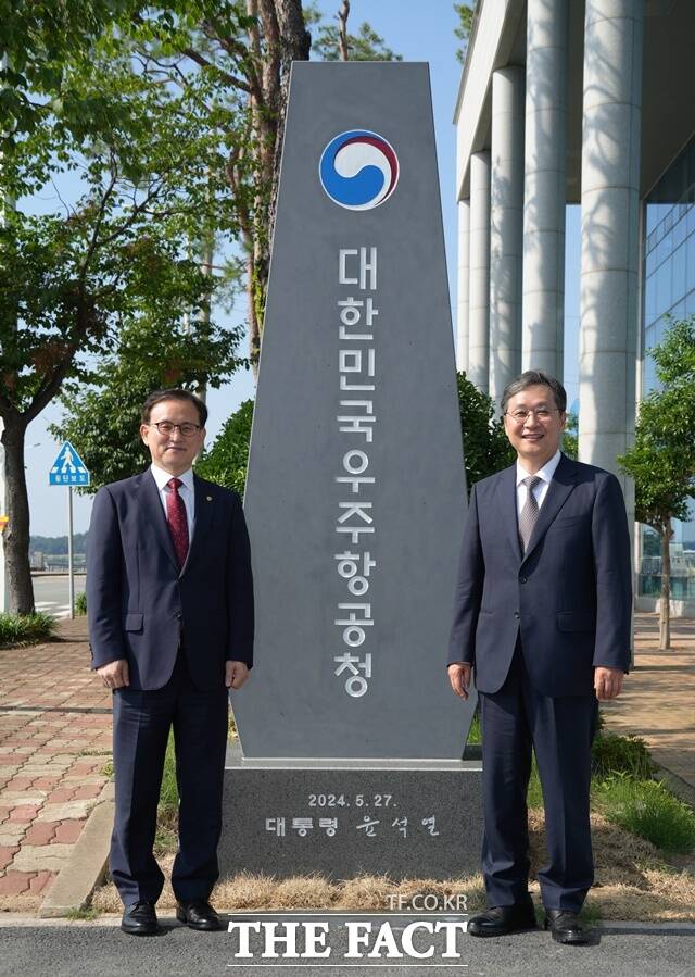 권진회 경상국립대 총장(왼쪽)이 윤영빈 우주항공청 청장과 기념 촬영을 하고 있다./경상국립대