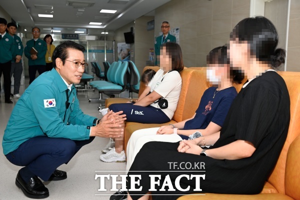 최경식 남원시장이 학교 집단 식중독 발생과 관련해 남원의료원을 방문해 시민들과 이야기를 나누고 있다. /남원시