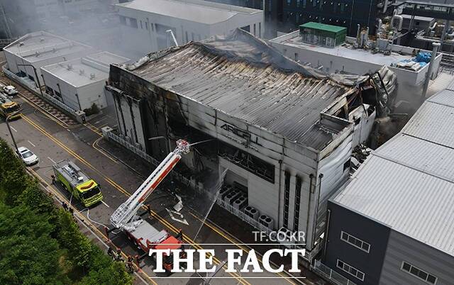 지난 5년간 배터리와 전기차 화재사고가 증가 추세를 보이고 있어 이에 대한 대비책이 필요하다는 지적이 나왔다. 사진은 아리셀 공장 화재를 진압 모습 /더팩트 DB