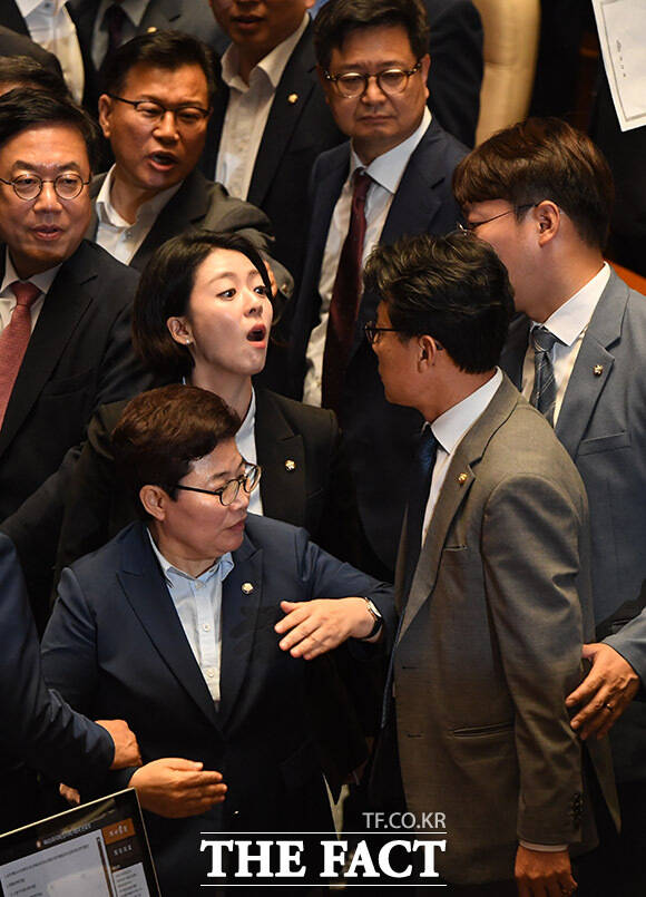 [더팩트ㅣ국회=남윤호 기자] 배현진 국민의힘 의원과 진성준 더불어민주당 의원이 4일 오후 서울 여의도 국회에서 열린 본회의에서 채상병 특검법에 대한 무제한토론 종결의 건 표결과 관련해 언쟁을 벌이고 있다.