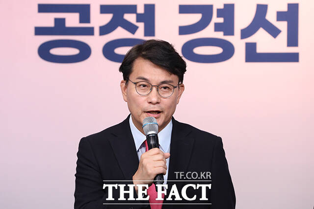 국민의힘 당권주자 윤상현 후보가 전당대회에 대통령실을 끌어들여서는 안 된다며 김건희 여사의 문자 논란에 가세했다. 국민의힘 윤상현 당대표 후보가 지난 5일 오후 서울 여의도 중앙당사에서 열린 미래를 위한 약속, 공정 경선 서약식에서 인사말을 하고 있다. /배정한 기자