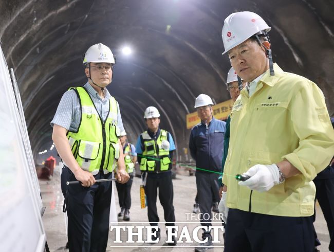 6월 17일 박승원 광명시장은 광역철도망 공사 현장을 방문해 안전 공사를 강조했다./광명시