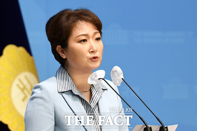 이언주 더불어민주당 의원이 7일 국회 소통관에서 기자회견을 열고 최고위원 출마를 선언했다. /더팩트 DB