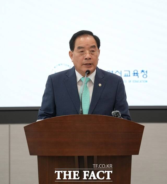 하윤수 부산시교육감이 8일 시교육청에서 취임 2주년 기자회견을 갖고 전반기 성과와 향후 추진 정책 등을 발표하고 있다. /부산시교육청