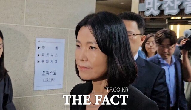 이진숙 방송통신위원회 위원장 후보자가 8일 경기도 과천시 정부과천청사 인근에 마련된 임시사무실에 출근하고 있다. /과천=최문정 기자