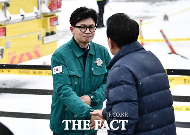 한동훈 당대표 후보의 김 여사 문자 읽씹 논란으로 인해 용산 당무 개입설이 제기됐다. 지난 1월 23일 충청남도 서천군 서천수산물특화시장에서 만나 악수하는 윤석열 대통령과 당시 한동훈 국민의힘 비상대책위원장. /배정한 기자